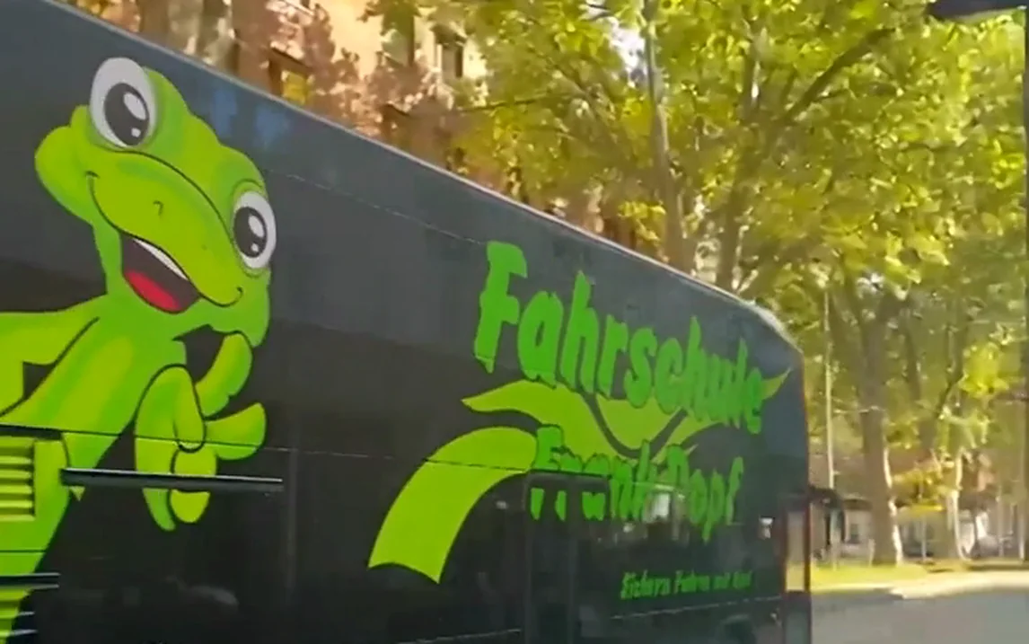 Setra-Doppeldecker mit Gecko-Branding in Karlsruhe
